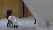 Papa Francisco vai ao hospital para exames