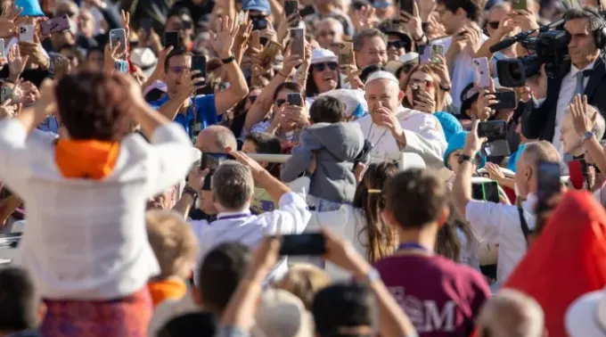O papa Francisco saúda os fiéis presentes na Audiência Geral. ?? 