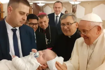 Papa Francisco batiza uma criança da Ucrânia no Vaticano.