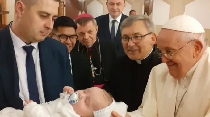 Papa Francisco batiza uma criança da Ucrânia no Vaticano. ?? 