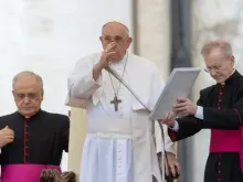 Papa Francisco abençoa os fiéis presentes na Audiência Geral de 25 de outubro