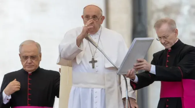 Papa Francisco abençoa os fiéis presentes na Audiência Geral de 25 de outubro ?? 