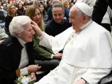 Papa Francisco saúda uma idosa após a Audiência Geral