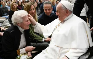 Papa Francisco saúda uma idosa após a Audiência Geral