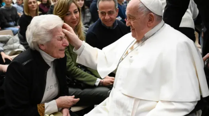 Papa Francisco saúda uma idosa após a Audiência Geral ?? 