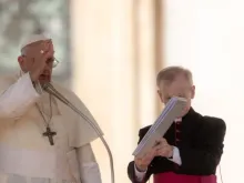 Papa Francisco dá a bênção na praça de são Pedro