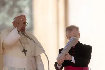 Papa Francisco dá a bênção na praça de São Pedro.