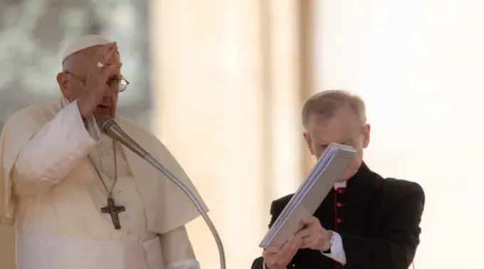 Papa Francisco dá a bênção na praça de São Pedro. ?? 