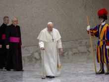 Papa Francisco entra na sala Paulo VI
