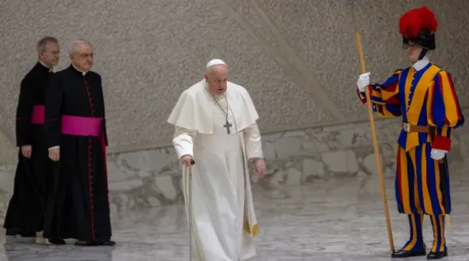 Papa Francisco entra na sala Paulo VI