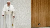 Papa Francisco continua estável e sem febre, embora persista inflamação pulmonar