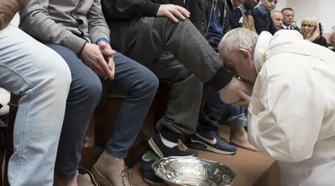 Papa Francisco lava os pés na Quinta-feira Santa de 2018. ?? 
