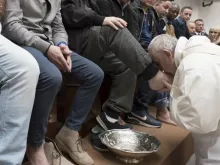 Papa Francisco lava os pés na Quinta-feira Santa de 2018.