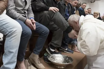 Papa Francisco lava os pés na Quinta-feira Santa de 2018.