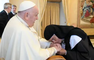 Papa Francisco recebe carmelitas descalças no Vaticano