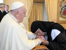 Papa Francisco recebe carmelitas descalças no Vaticano
