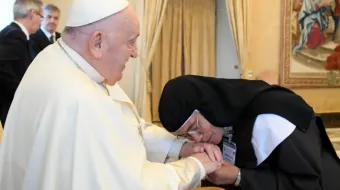 Papa Francisco recebe carmelitas descalças no Vaticano