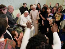Papa Francisco com a delegação das Sentinelas da Sagrada Família