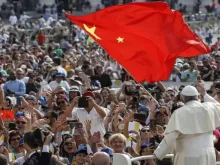 Papa Francisco cumprimenta a delegação chinesa na Praça de São Pedro