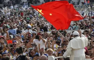 Papa Francisco cumprimenta a delegação chinesa na Praça de São Pedro