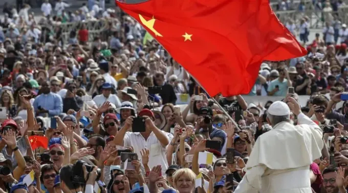 Papa cumprimenta delegação chinesa na Praça de São Pedro. ?? 