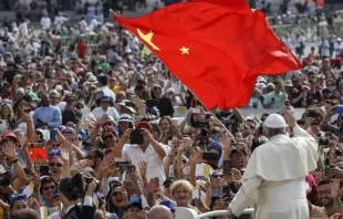 Papa cumprimenta delegação chinesa na Praça de São Pedro.