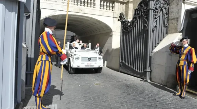 Imagem ilustrativa do papa Francisco saindo do Vaticano. ?? 