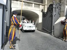 Imagem ilustrativa do papa Francisco saindo do Vaticano.