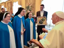 Imagem do papa Francisco com membros da Pontifícia Academia Mariana Internacional