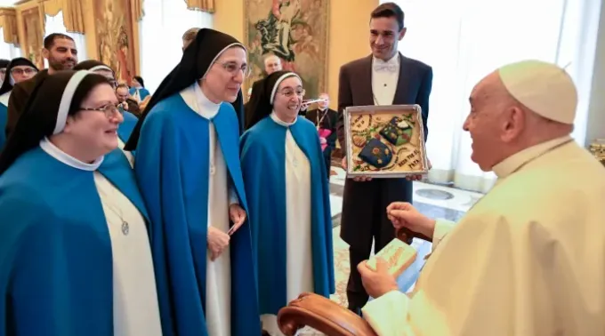 Imagem do papa Francisco com membros da Pontifícia Academia Mariana Internacional ?? 