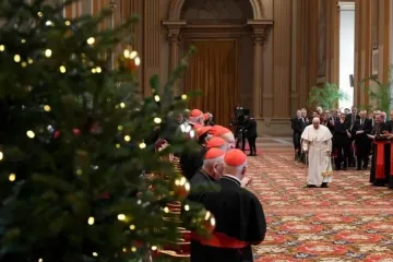 Papa à Cúria Romana.