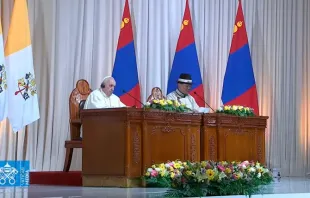 Papa Francisco com o presidente da Mongólia no Palácio do Governo
