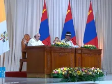 Papa Francisco com o presidente da Mongólia no Palácio do Governo