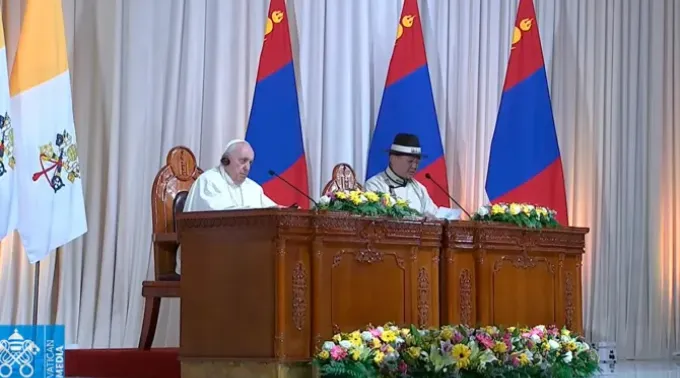 Papa Francisco com o presidente da Mongólia no Palácio do Governo ?? 