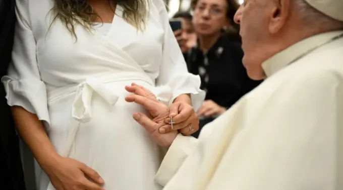 Papa Francisco abençoa uma mulher grávida. ?? 