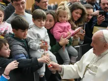 Papa Francisco no encontro com funcionários do Vaticano.