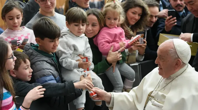 Papa Francisco no encontro com funcionários do Vaticano. ?? 