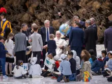 Papa Francisco recebe milhares de crianças no Vaticano.