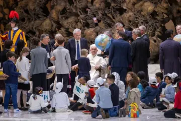 Papa Francisco recebe milhares de crianças no Vaticano.