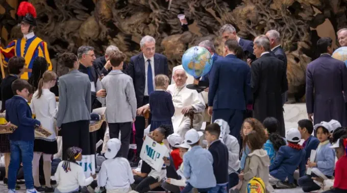 Papa Francisco recebe milhares de crianças no Vaticano. ?? 