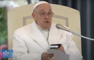 Papa Francisco mostra pertences pessoais de soldado ucraniano que morreu na guerra aos 23 anos.