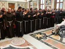 Papa Francisco recebe grupo de franciscanos nesta sexta-feira, 5 de abril, no Vaticano