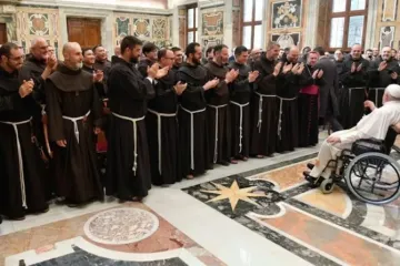 Papa Francisco recebe grupo de franciscanos nesta sexta-feira, 5 de abril, no Vaticano