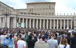 A Praça de São Pedro no Vaticano durante a oração do Ângelus com o papa Francisco