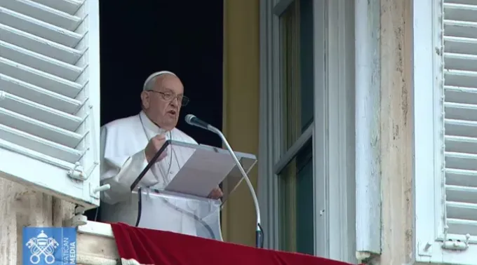 Papa Francisco na oração do Ângelus na Praça de São Pedro, no Vaticano