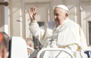 Papa Francisco no papamóvel na praça de São Pedro depois da Audiência Geral.