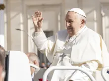 Papa Francisco no papamóvel na praça de São Pedro depois da Audiência Geral.