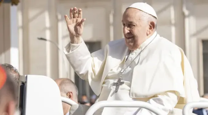 Papa Francisco no papamóvel na praça de São Pedro depois da Audiência Geral. ?? 