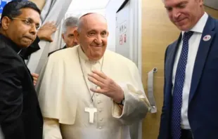 Papa Francisco a bordo do avião que o levou de Roma à Mongólia.