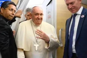 Papa Francisco a bordo do avião que o levou de Roma à Mongólia.